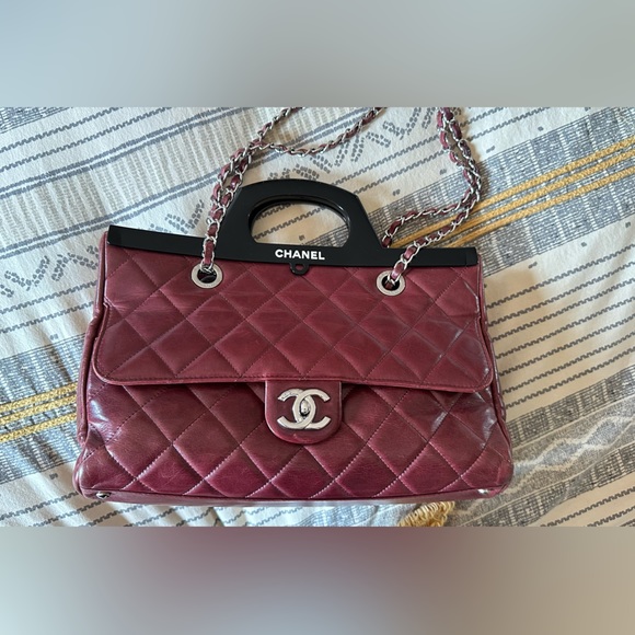 Preowned - CHANEL
Glazed Calfskin Quilted Small CC Delivery Tote Burgundy - Picture 5 of 16